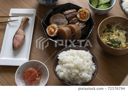 烤三文魚和豬肉燉的桌子 72576794