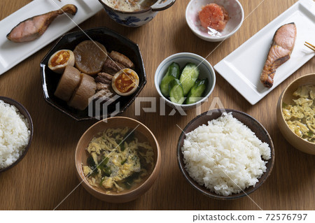 Grilled salmon and pork stewed table 72576797