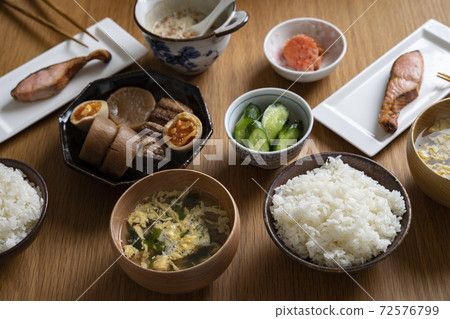 Grilled salmon and kakuni table 72576799