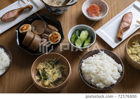 Table of grilled salmon and freshly cooked rice 72576800
