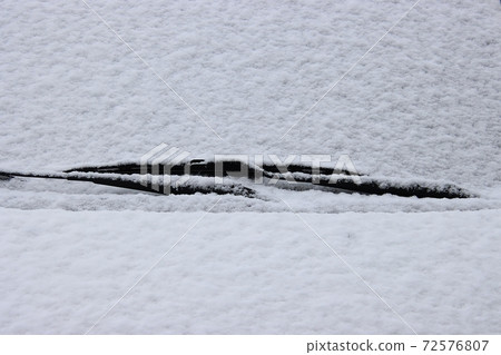 一輛車上的白雪 72576807