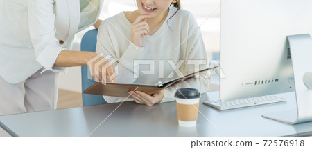 在桌子上的女商人教學工作 72576918