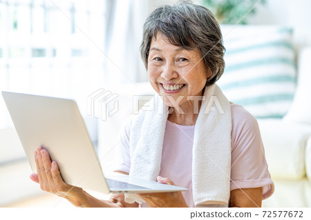 在客廳裡鍛煉的高級女子 在客廳裡鍛煉的高級女子 72577672