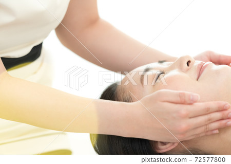 放鬆與秀麗治療的婦女 放鬆與秀麗治療的婦女 72577800