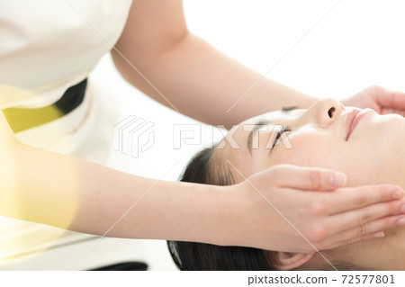 放鬆與秀麗治療的婦女 放鬆與秀麗治療的婦女 72577801