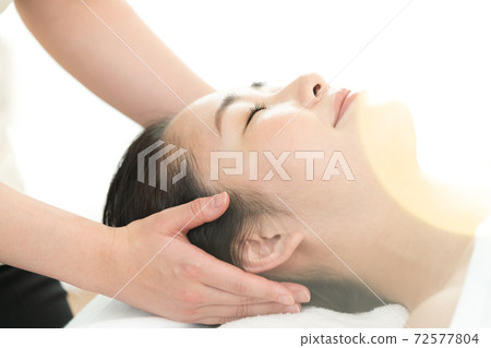 放鬆與秀麗治療的婦女 放鬆與秀麗治療的婦女 72577804