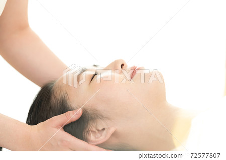 放鬆與秀麗治療的婦女 放鬆與秀麗治療的婦女 72577807