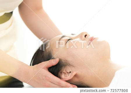 放鬆與秀麗治療的婦女 放鬆與秀麗治療的婦女 72577808