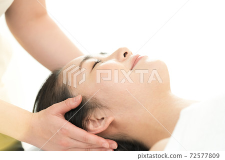 放鬆與秀麗治療的婦女 放鬆與秀麗治療的婦女 72577809