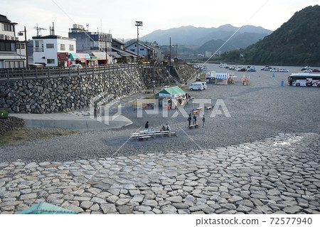 Sightseeing bus to Nishikigawa sandbar near Kintaikyo Bridge Sightseeing bus to Nishikigawa sandbar near Kintaikyo Bridge 72577940