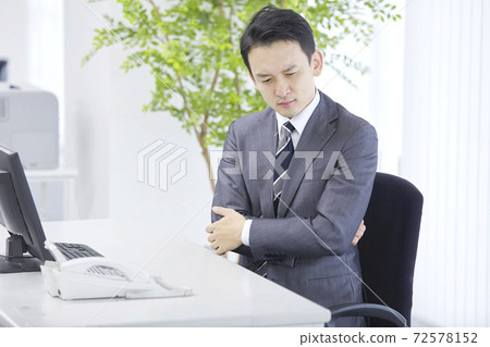 Worried businessman 72578152
