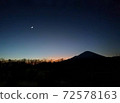 日落和新月月亮奔向富士山 72578163