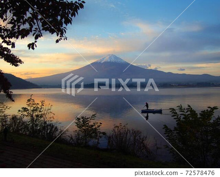 河口湖的早晨 72578476