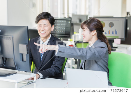 男女同事開會的辦公室場景 72578647