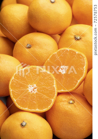 Heaping oranges Cross section of cut oranges Heaping oranges Cross section of cut oranges 72578753