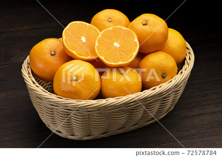 Mandarin oranges in a bamboo basket Mandarin oranges in a bamboo basket 72578784
