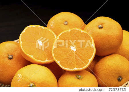 Heaping oranges Cross section of cut oranges Heaping oranges Cross section of cut oranges 72578785