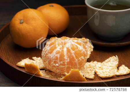 Hot tea and oranges 72578786