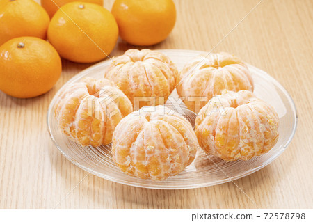 Frozen oranges 72578798