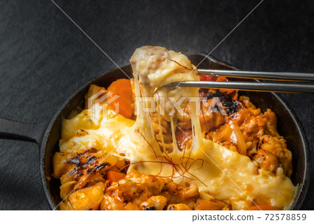 韓國料理Takkarubi Dak galbi（韓式雞肉烤菜） 72578859