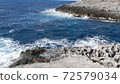 漂浮在地中海，多岩石的海岸和零星的波浪中的島嶼 72579034