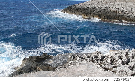 漂浮在地中海，多岩石的海岸和零星的波浪中的島嶼 72579034