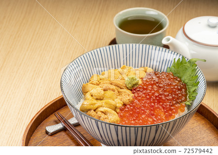 Sea urchin salmon roe 72579442