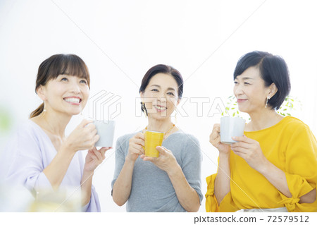 50多歲女性的美麗形象 72579512