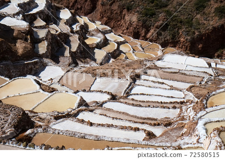 南美洲秘魯安第斯山脈的馬拉斯鹽田景觀，自印加時代開始就一直持續 72580515