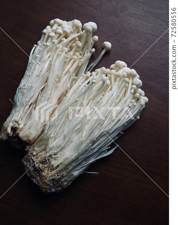 Fresh Organic Enoki Mushrooms from Korea Fresh Organic Enoki Mushrooms from Korea 72580556