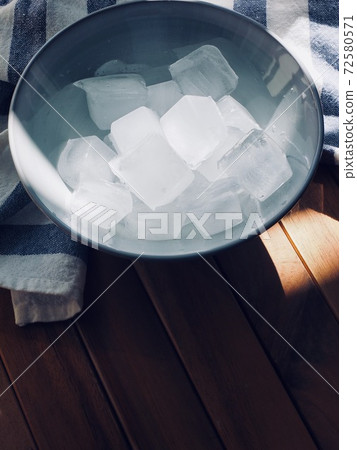 Square shaped ice 72580571