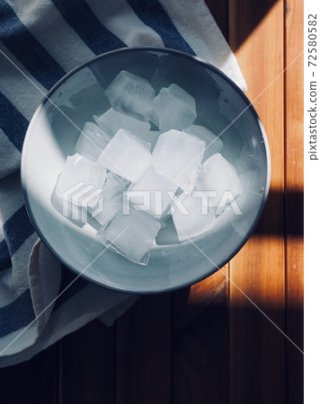 Square shaped ice 72580582