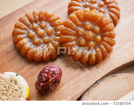 Korean traditional sweets, yakgwa and hangwa 72580709