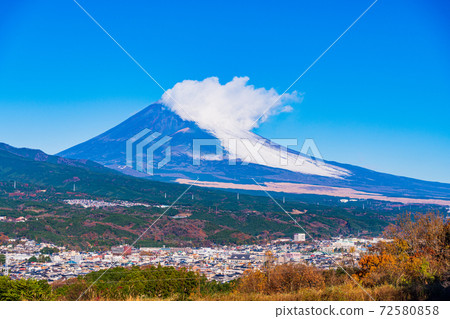 (Shizuoka Prefecture) Mt. Fuji with snow on the east side, as seen from Mishima City (Shizuoka Prefecture) Mt. Fuji with snow on the east side, as seen from Mishima City 72580858