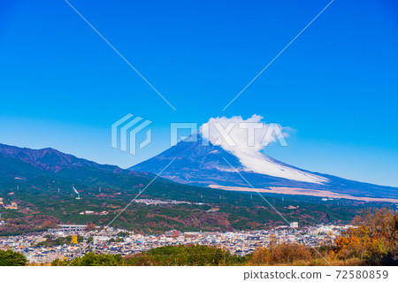 (Shizuoka Prefecture) Mt. Fuji with snow on the east side, as seen from Mishima City (Shizuoka Prefecture) Mt. Fuji with snow on the east side, as seen from Mishima City 72580859