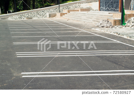 Parking lines on the asphalt, detail of signs for car parking. 72580927