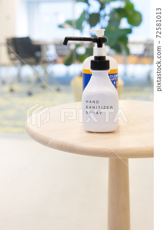 酒精消毒瓶放在辦公室接待處的入口處 酒精消毒瓶放在辦公室接待處的入口處 72581013