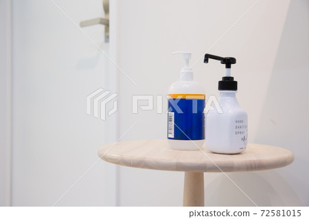 酒精消毒瓶放在辦公室接待處的入口處 酒精消毒瓶放在辦公室接待處的入口處 72581015