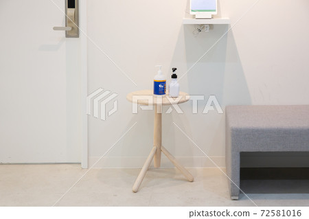 酒精消毒瓶放在辦公室接待處的入口處 72581016