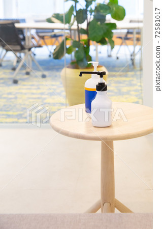 酒精消毒瓶放在辦公室接待處的入口處 72581017