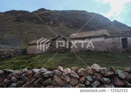 彩虹山(Binikunka山)高山動植物突然出現在南美秘魯未開發的安第斯山脈 彩虹山(Binikunka山)高山動植物突然出現在南美秘魯未開發的安第斯山脈 72582532