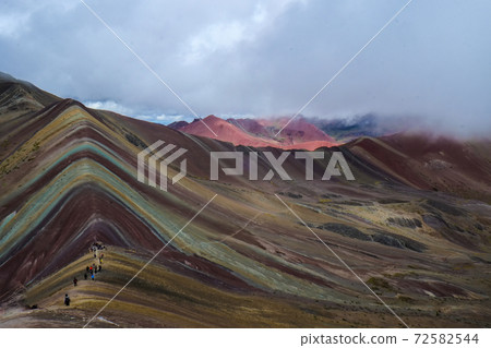 彩虹山(Binikunka山)高山動植物突然出現在南美秘魯未開發的安第斯山脈 彩虹山(Binikunka山)高山動植物突然出現在南美秘魯未開發的安第斯山脈 72582544