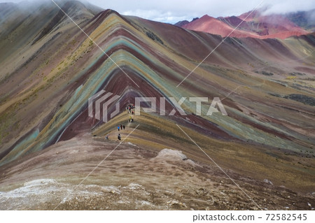 彩虹山(Binikunka山)高山動植物突然出現在南美秘魯未開發的安第斯山脈 彩虹山(Binikunka山)高山動植物突然出現在南美秘魯未開發的安第斯山脈 72582545