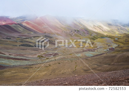 彩虹山(Binikunka山)高山動植物突然出現在南美秘魯未開發的安第斯山脈 彩虹山(Binikunka山)高山動植物突然出現在南美秘魯未開發的安第斯山脈 72582553