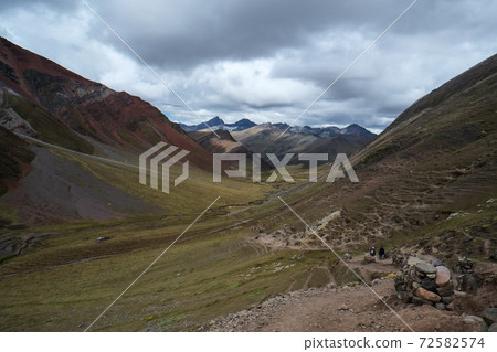 彩虹山(Binikunka山)高山動植物突然出現在南美秘魯未開發的安第斯山脈 彩虹山(Binikunka山)高山動植物突然出現在南美秘魯未開發的安第斯山脈 72582574