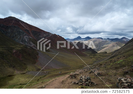 彩虹山（Binikunka山）高山動植物突然出現在南美秘魯未開發的安第斯山脈 72582575