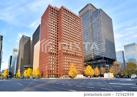 秋天的東京丸之內和田倉門十字路口 秋天的東京丸之內和田倉門十字路口 72582939