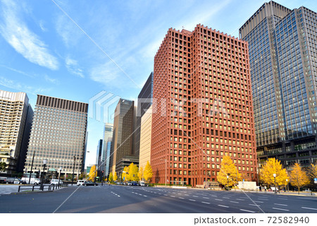 秋天的東京丸之內和田倉門十字路口 秋天的東京丸之內和田倉門十字路口 72582940