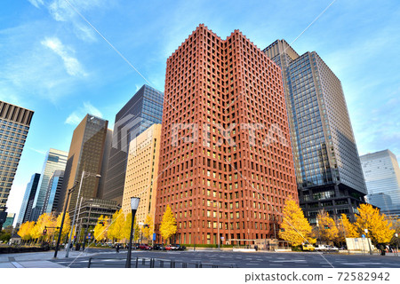 秋天的東京丸之內和田倉門十字路口 秋天的東京丸之內和田倉門十字路口 72582942