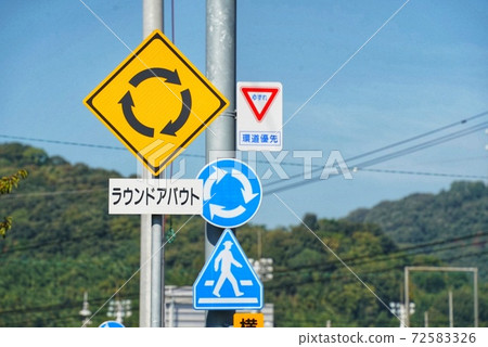 沒有交通信號燈的十字路口 72583326